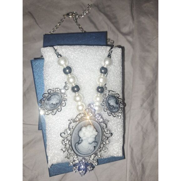 NIB- Beautiful Gray Cameo set with faux pearls & clear crystals - Picture 7 of 8